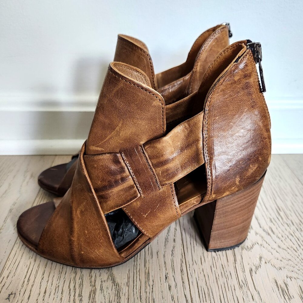 NEW Benheart Luisa Italian Distressed Leather Heel Sandals